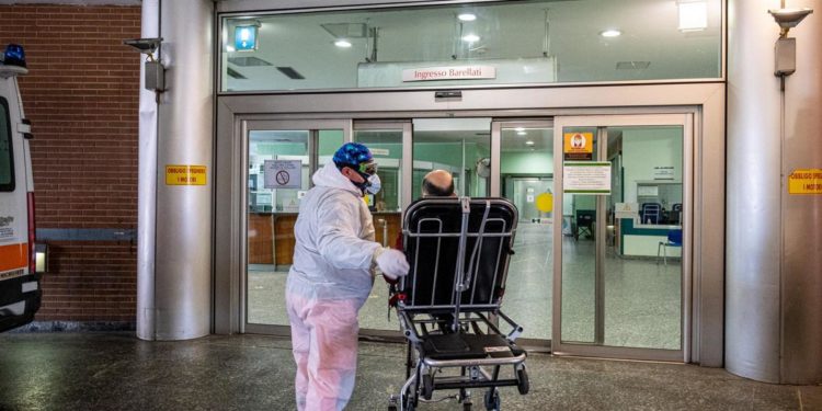 Covid Italia, ricoveri sopra il 15% in 9 regioni