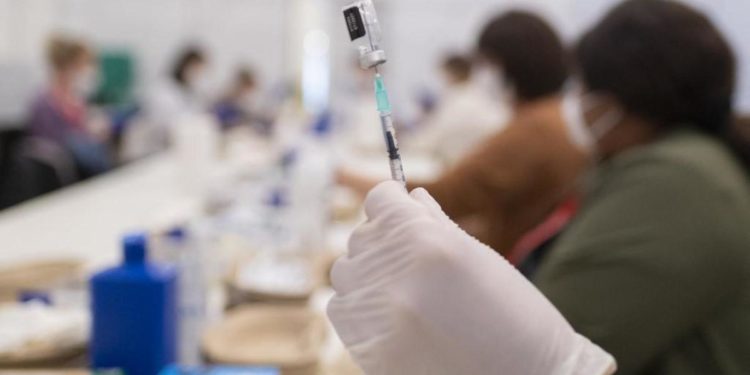 Covid, Bassetti: “A 2 anni da V-day celebriamo trionfo vaccini a mRna”