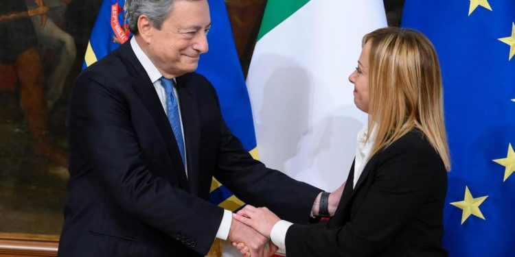 2022, ‘staffetta’ Draghi-Meloni: a Palazzo Chigi la prima donna premier