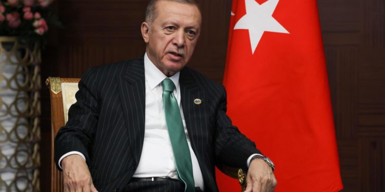 Turchia, Erdogan abolisce per decreto l’età pensionabile