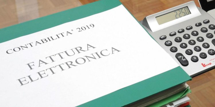 Lotta all’evasione: come si legano flat tax, fattura elettronica e contante?