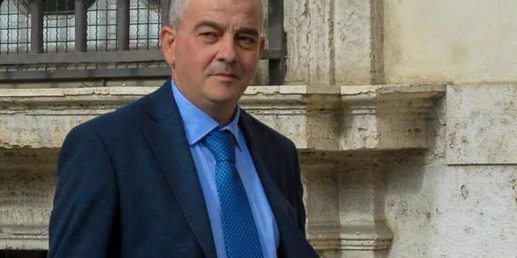 Manovra 2023, Fazzolari: “No barricate su Pos, ma su tetto contante no passi indietro”