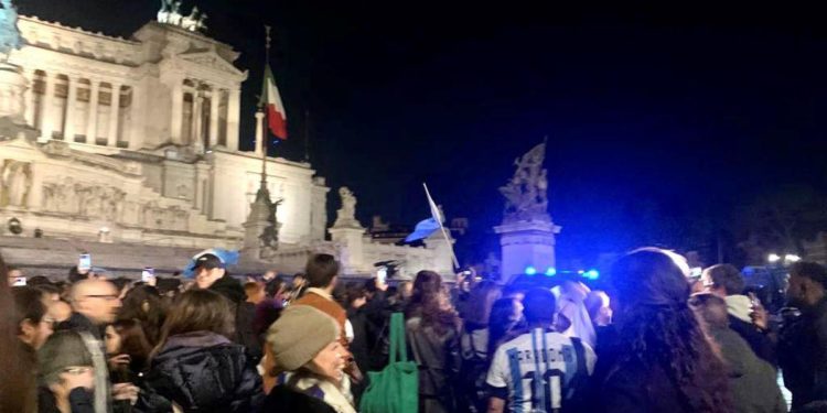 L’Argentina vince i Mondiali, in Piazza Venezia esplode la gioia dei tifosi