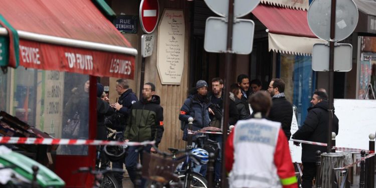 Sparatoria in strada a Parigi, almeno 2 morti e diversi feriti