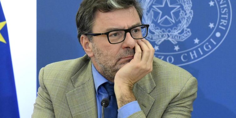 Manovra 2023, Giorgetti: “Suggerisco di cambiare ristorante se non accetta bancomat”
