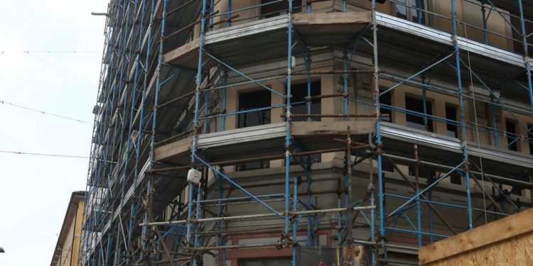 Incidenti lavoro, operaio 46 anni muore in cantiere edile a Marina di Massa