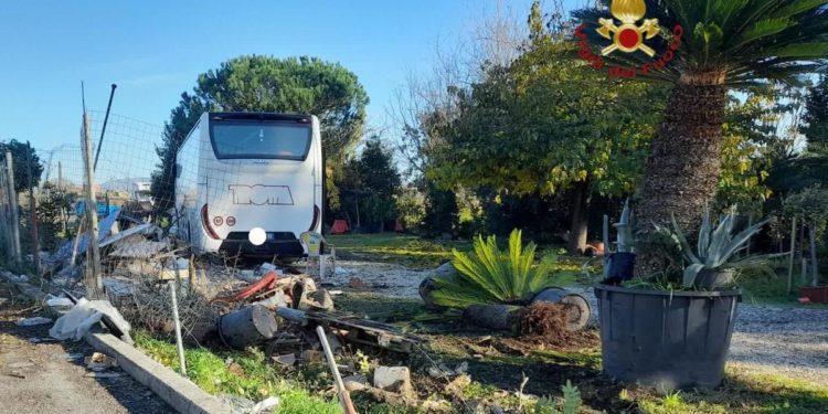 Roma, bus con 41 bambini fuori strada: 3 feriti tra cui conducente