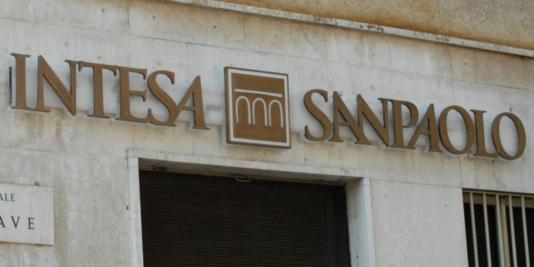 Intesa Sanpaolo, settimana di 4 giorni e smart working senza limiti mensili