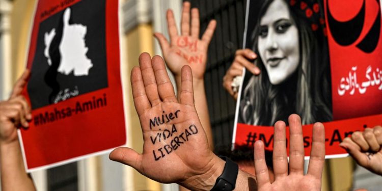 Iran, sorella di Khamenei critica il fratello: “Spero presto vittoria popolo”