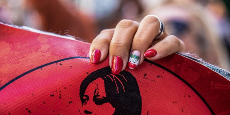 Iran, si toglie velo a scuola: 14enne arrestata, stuprata e uccisa