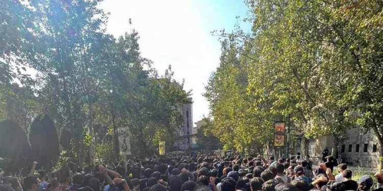 Proteste Iran, la scure della repressione: 11 condanne a morte e 400 in carcere
