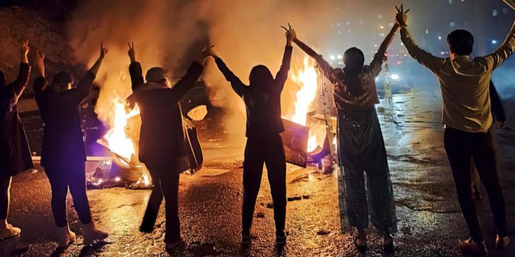 Iran, “forze di sicurezza sparano a viso, petto e genitali delle donne in piazza”