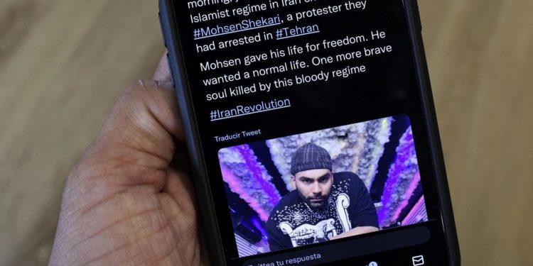 Proteste Iran, l’attivista Karimi: “Comunità internazionale non spenga riflettori”