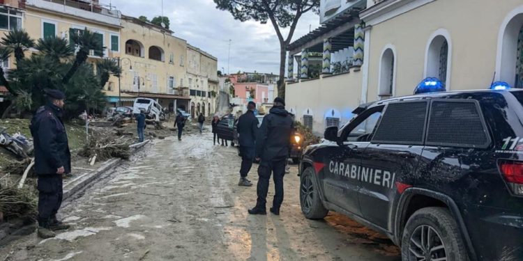 Frana Ischia, oggi i funerali prime due vittime: lutto cittadino in tutta l’isola