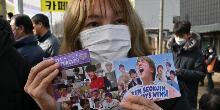 BTS, Jin parte militare: la band K-pop si ferma