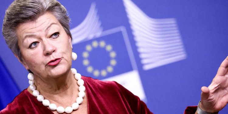 Migranti, commissaria Ue: “Maggioranza richiedenti asilo arriva in aereo”