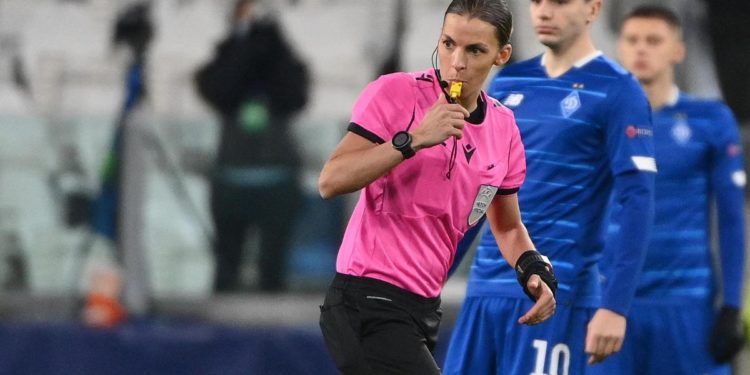 Qatar 2022, prima arbitro donna. Frappart: “Dovrò controllare emozioni per arbitrare bene”