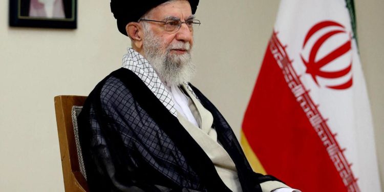 Iran, la nipote di Khamenei appoggia le proteste: condannata a 3 anni