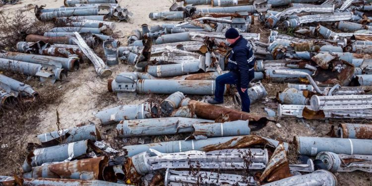 Ucraina, attacchi e strategia Russia: lo scenario di guerra secondo 007 e analisti