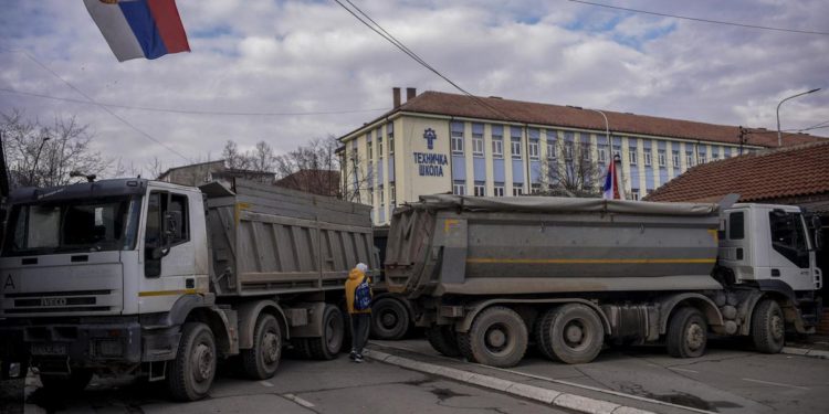 Serbia-Kosovo, Belgrado: stop a barricate