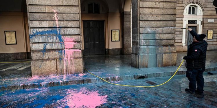 Teatro alla Scala imbrattato di vernice, denunciati 5 attivisti