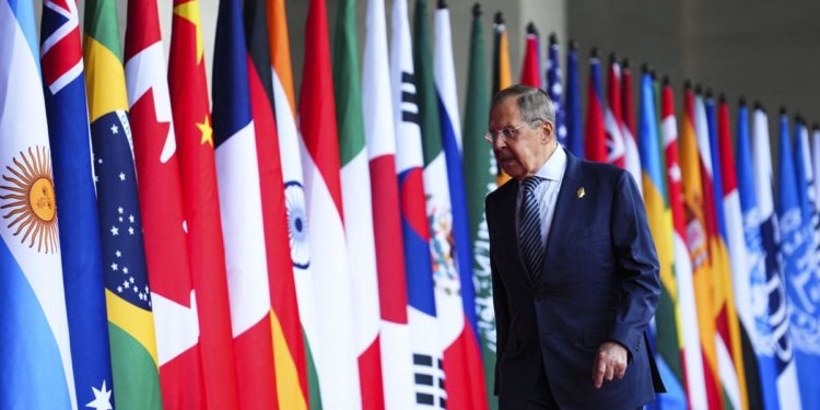 Ucraina, Lavrov: “Occidente poteva fermare guerra”