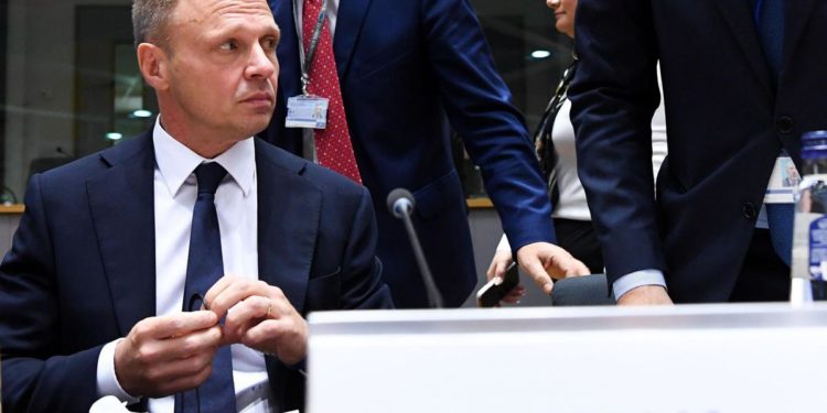 Ue, Lollobrigida: “Carne e vino via da lista alimenti dannosi per salute”