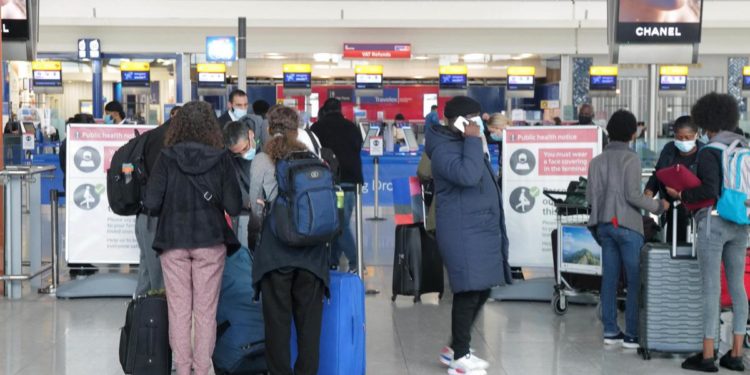 Maltempo a Londra, caos negli Heathrowa causa della neve