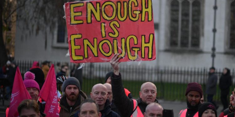 Regno Unito, 43% famiglie sotto soglia di povertà entro 2024: lo studio