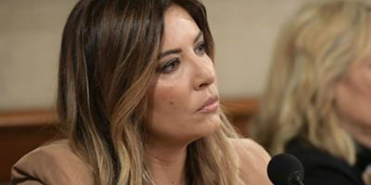 Lucarelli a Ferragni: “Tuo pandoro non è beneficenza, devi spiegazioni”