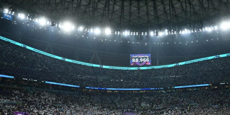 Qatar 2022, guardia sicurezza precipita dallo stadio e muore