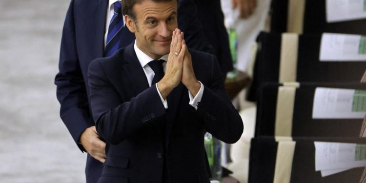 “Applaude anche Sarkozy”, lapsus Rai e Twitter si accende – Video