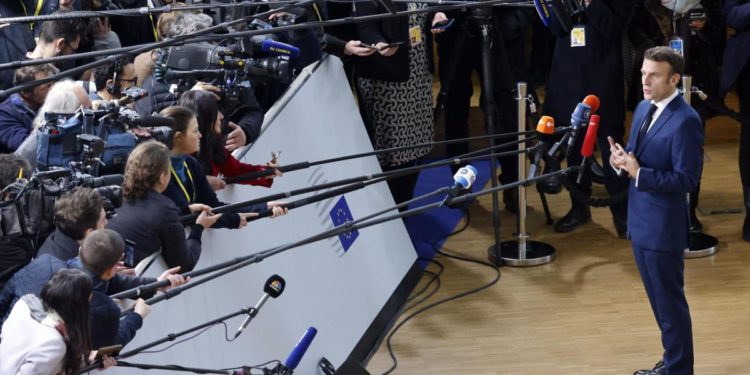 Ucraina, Macron: “Accordo Ue su 18 miliardi di aiuti a Kiev”