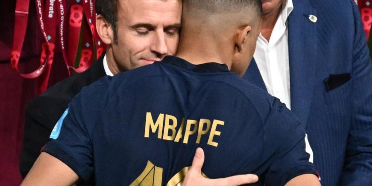 Argentina-Francia, Macron in campo consola Mbappé