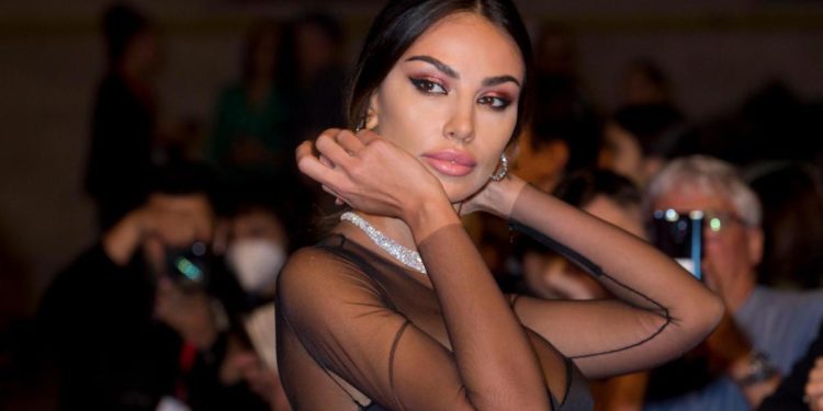 Madalina Ghenea derubata a Fiumicino, via il trolley con i gioielli