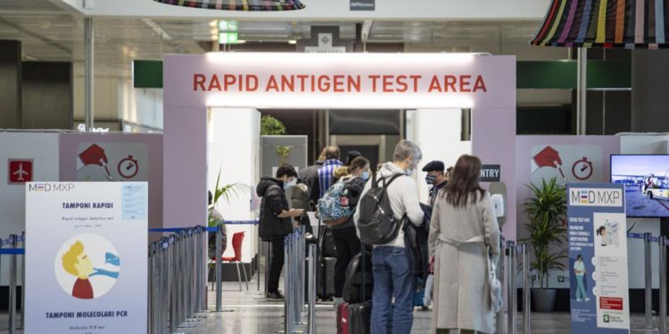 Covid, a Malpensa tamponi obbligatori per chi arriva dalla Cina