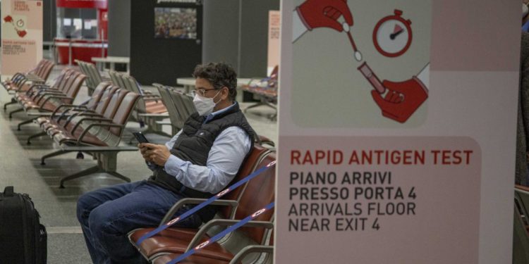 Covid Cina, a Malpensa 50% positivi su volo da Pechino. Fiumicino riprende test