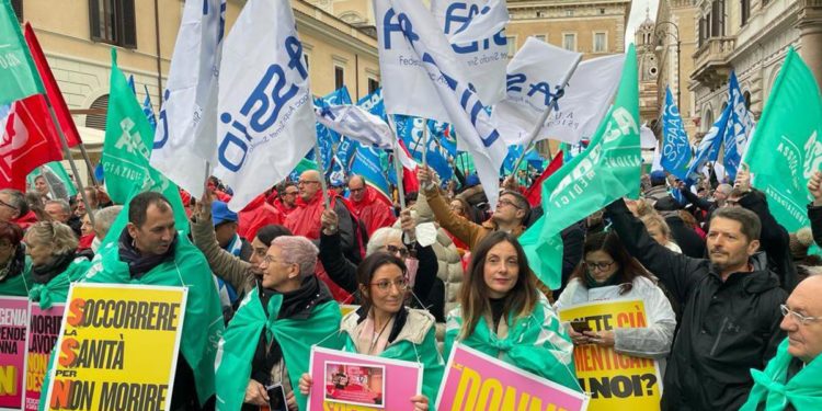 Medici in piazza a Roma: “Salviamo il Servizio sanitario nazionale”
