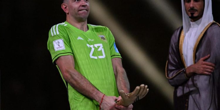 Argentina campione, Martinez e il gestaccio durante la premiazione