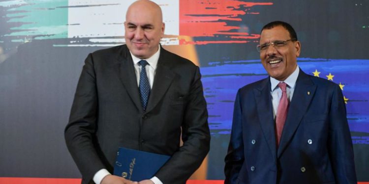 Migranti, presidente Niger: ‘C’è nesso tra traffico uomini, droga e armi, li combattiamo in Sahel’