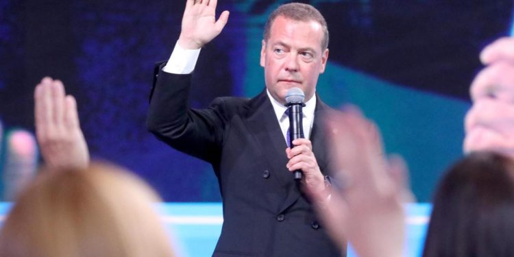 Medvedev avverte: “Russia aumenta produzione armi più potenti”