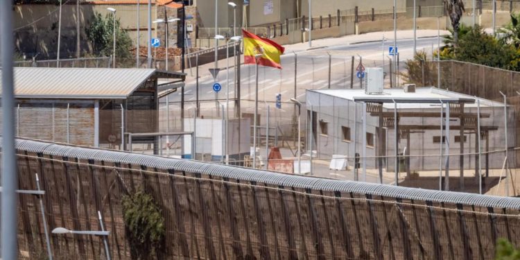 Migranti, entra in Spagna dal Marocco in parapendio