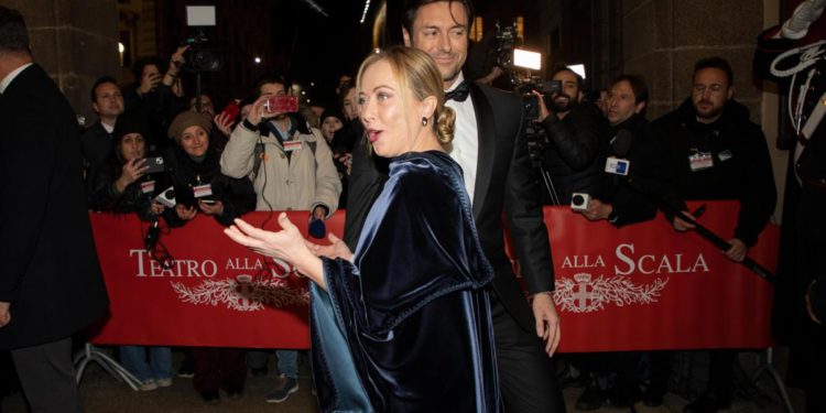 Prima alla Scala 2022, Rocio incanta con le perle e Meloni stupisce in Armani: tutti i look