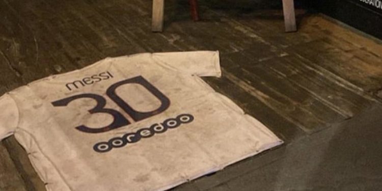 Qatar 2022, maglia di Messi diventa uno zerbino in un pub francese