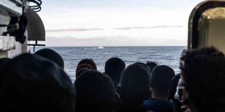 Migranti, “da Viminale niente dietrofront: via libera a navi per maltempo”