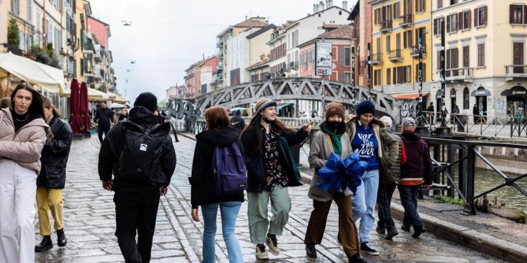 Covid Italia, aumentano Rt e ricoveri: incidenza stabile