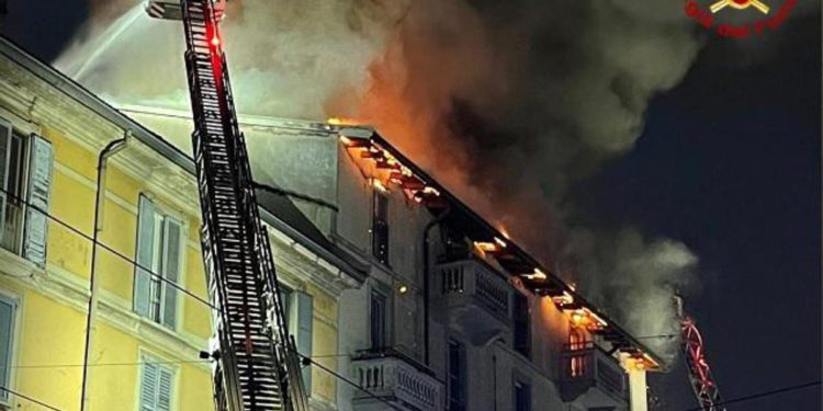 Milano, in fiamme tetto palazzina in via Ripamonti