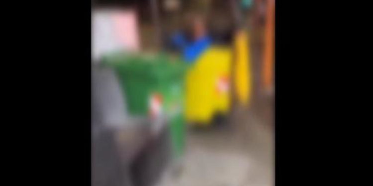 Napoli, chiudono uomo in cassonetto e lo rovesciano – Video