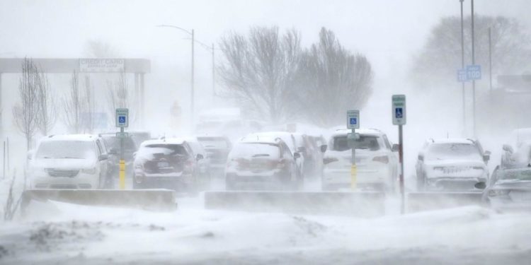 Usa sommersi dalla neve, almeno 37 morti nella bufera di Natale