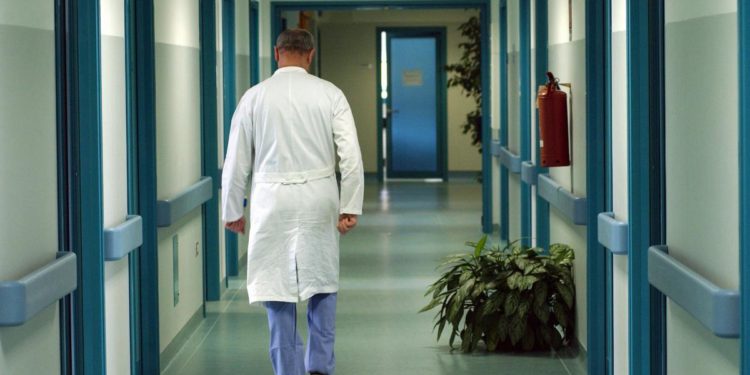 Blitz in ospedali e Rsa, scoperti 165 medici e infermieri irregolari